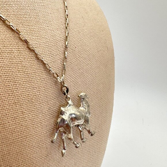 VTG Silver Tone Three Dimensional Camel Pendant Necklace Size 22.5" Length - Picture 2 of 10